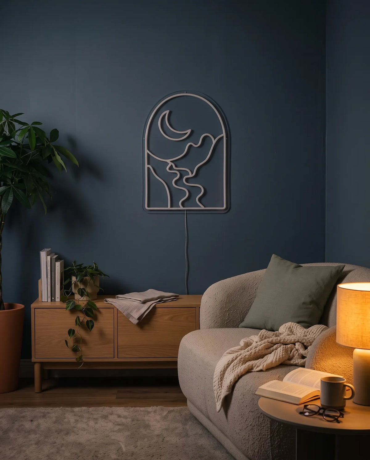 Néon fenêtre clair de lune éteint sur un mur bleu nuit, console en bois, plantes et canapé