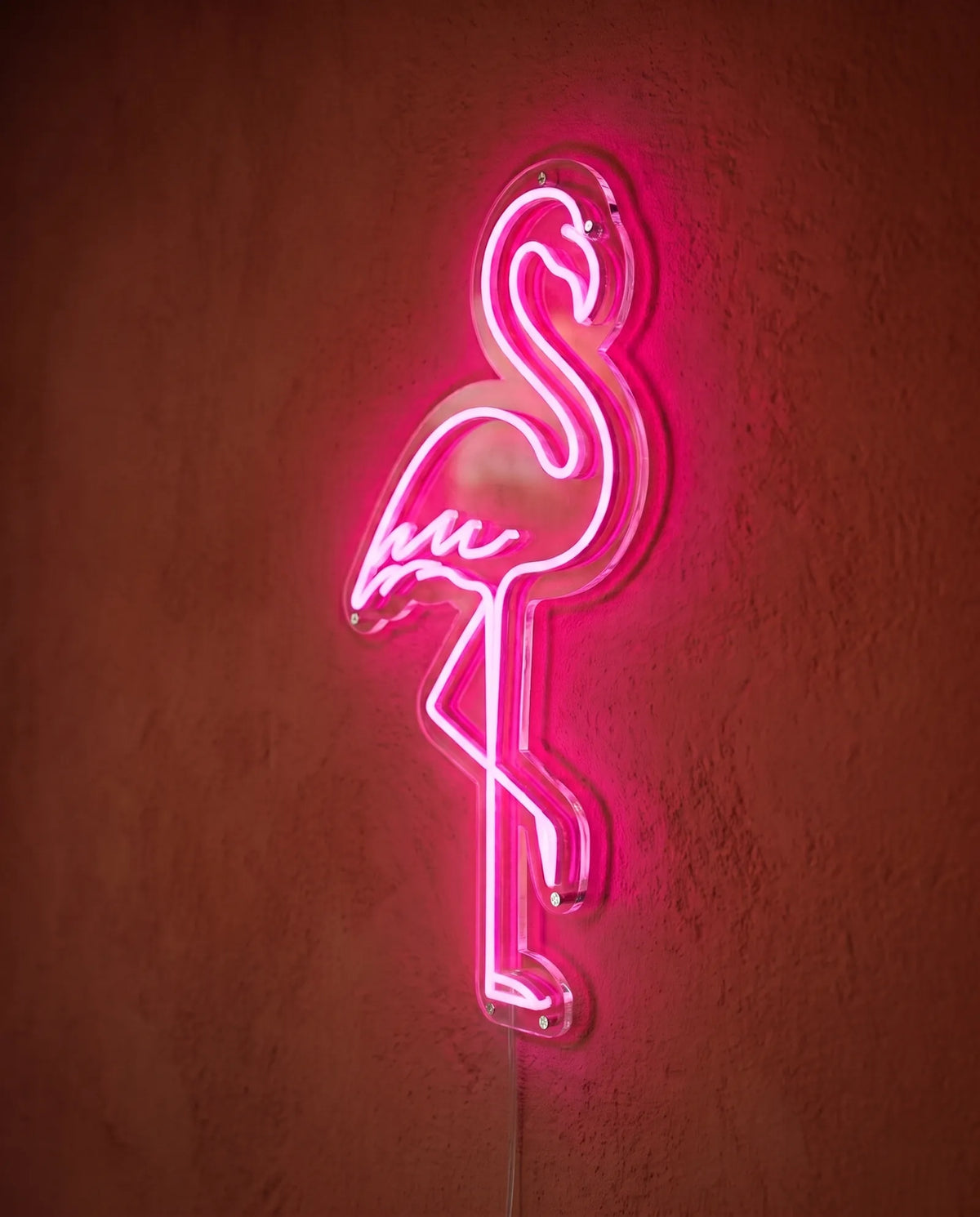 Néon LED flamant rose vu de trois-quarts, plexiglas cristallin découpé à la silhouette