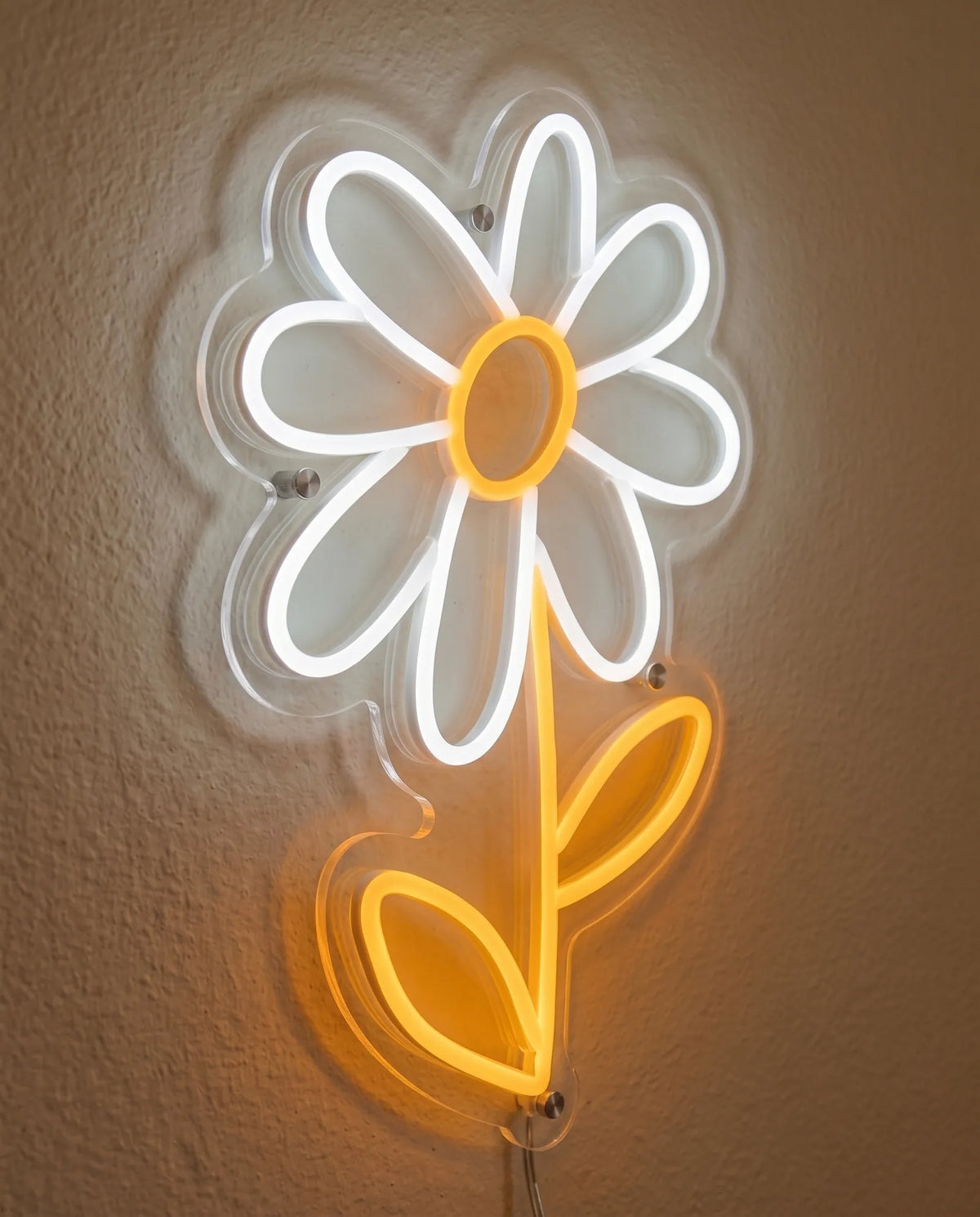 Néon LED fleur vu de trois-quarts, plexiglas cristallin découpé au contour de la marguerite