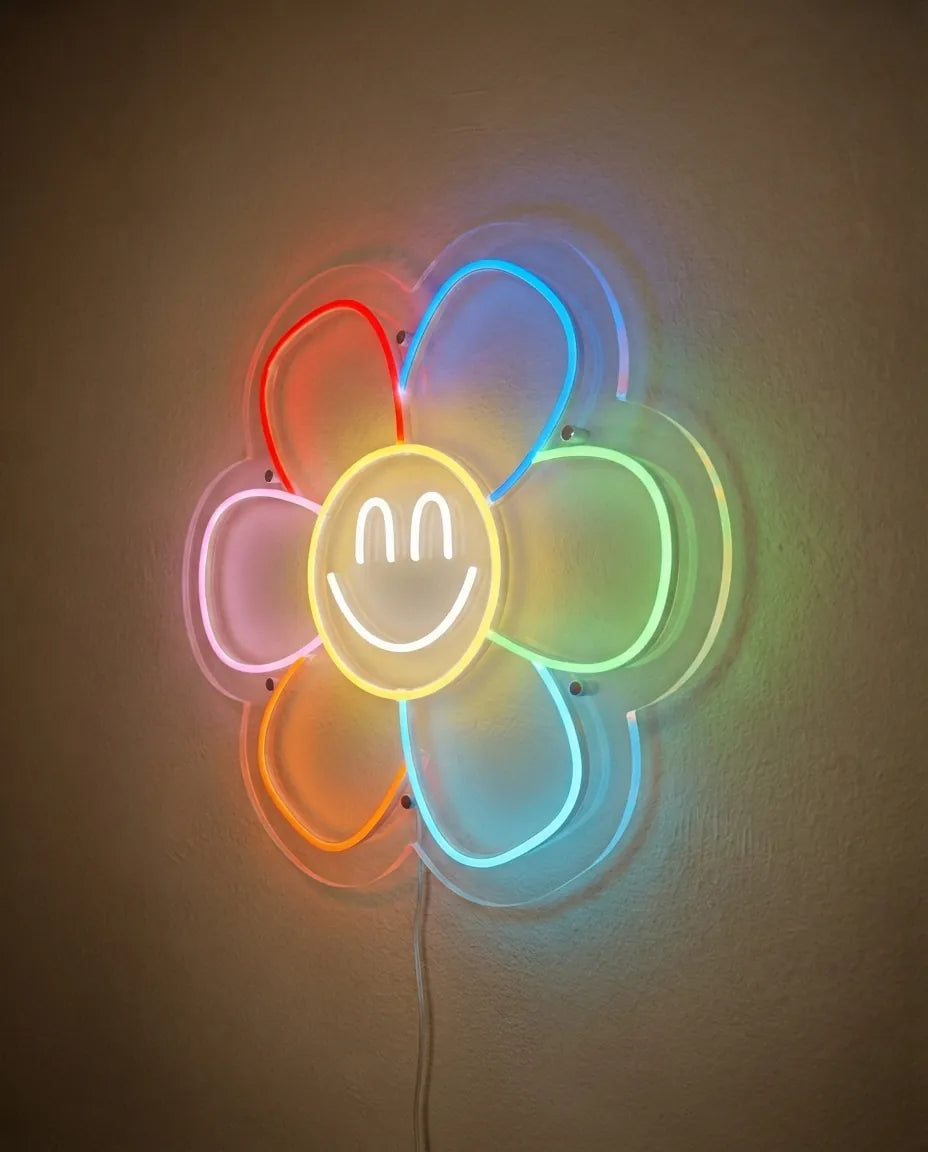 Néon LED fleur smiley vu de trois-quarts, plexiglas cristallin découpé en forme de fleur