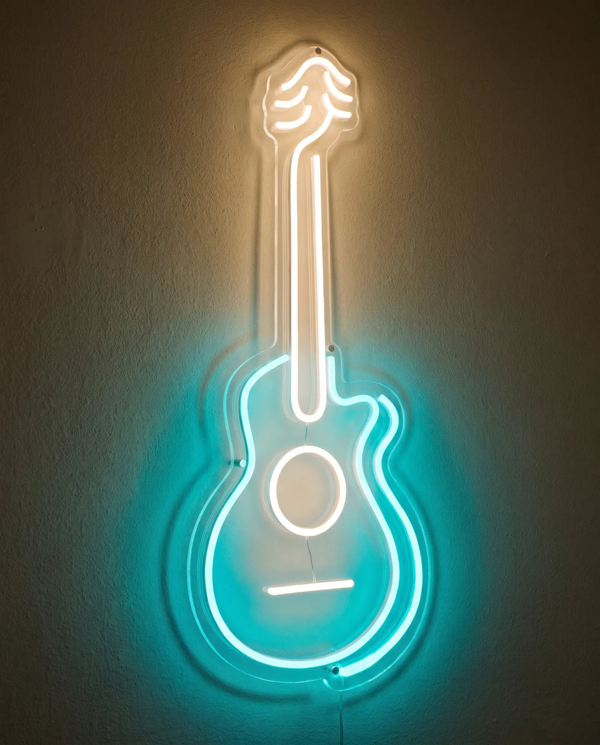 Néon LED guitare acoustique vu de trois-quarts, plexiglas cristallin découpé à la forme de la guitare