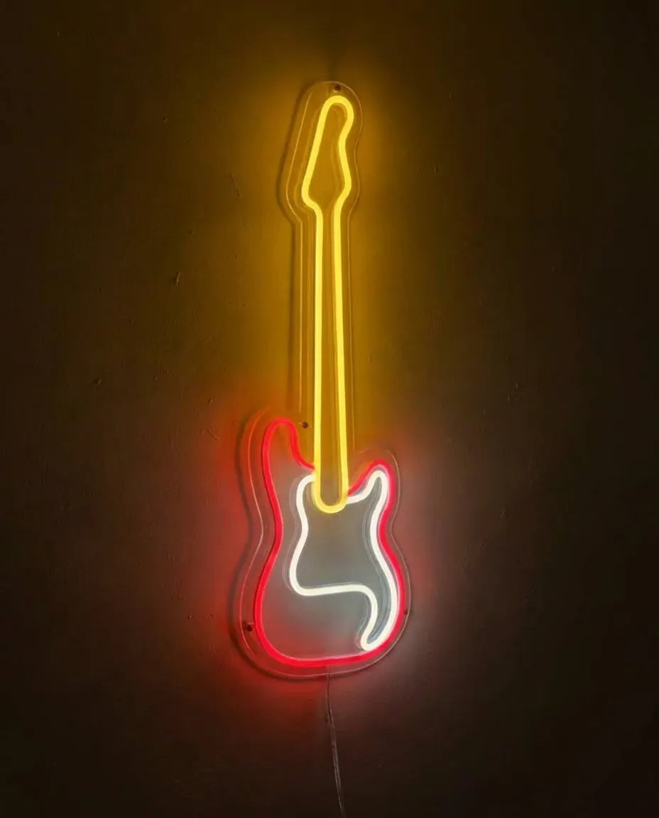 Néon LED guitare vu de trois-quarts, plexiglas cristallin découpé à la forme de l’instrument