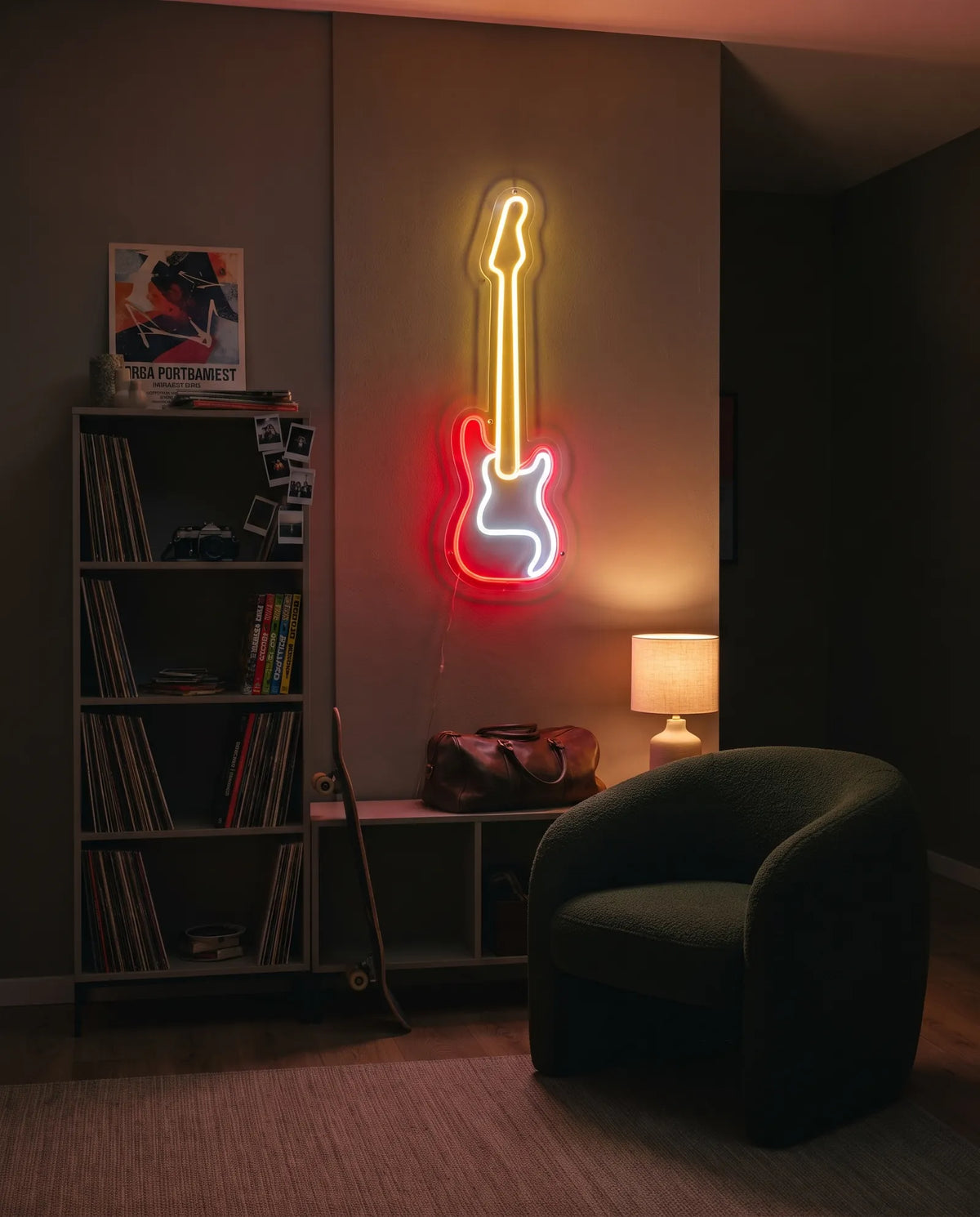 Néon LED guitare électrique jaune, rouge et blanche au-dessus d’un meuble bas, salon avec vinyles et fauteuil bouclé