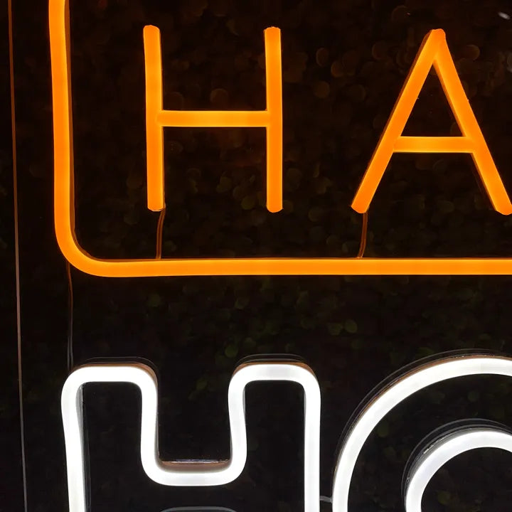 Néon HAPPY HOUR pour bar doré et blanc détails