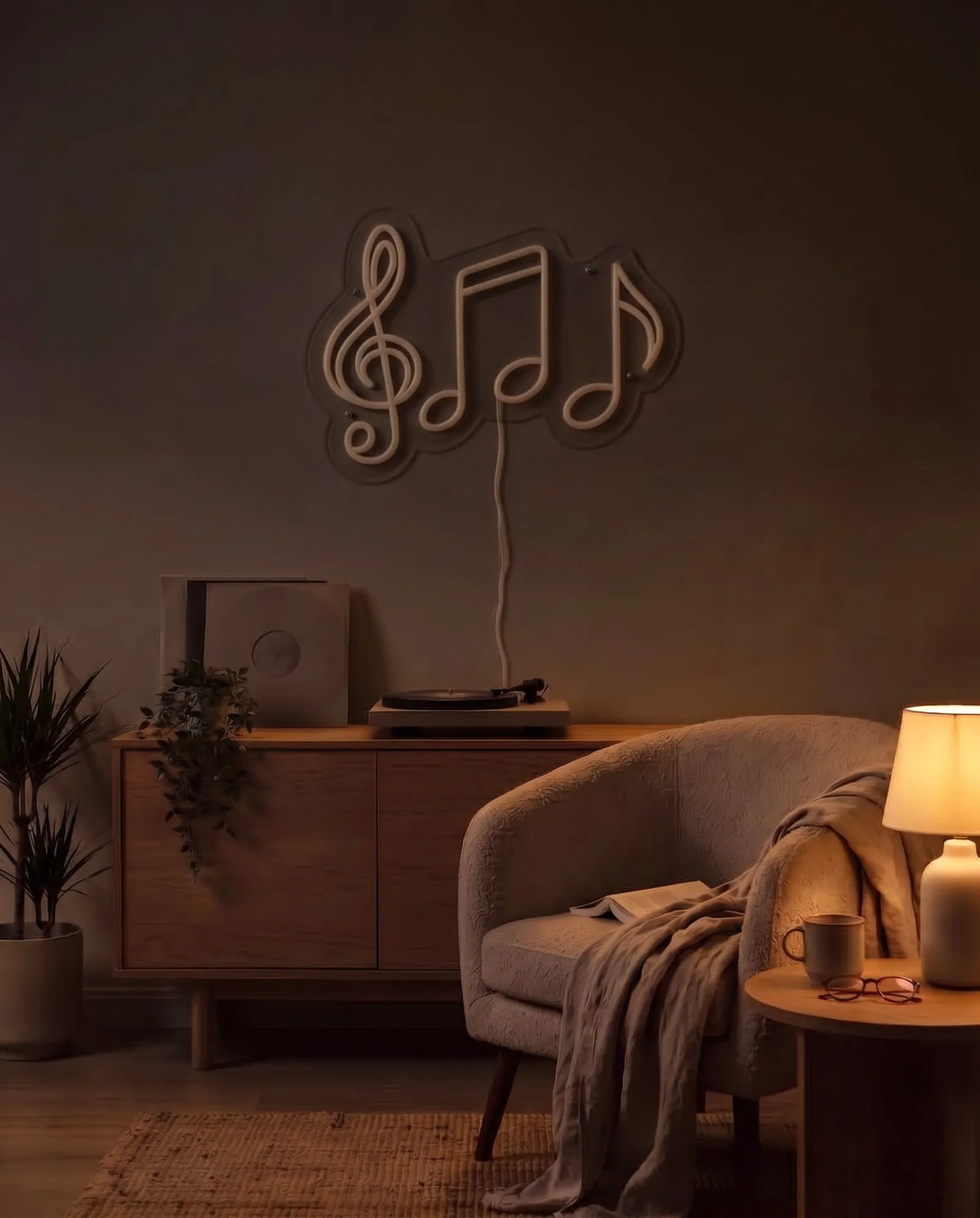 Néon notes de musique éteint dans un salon le soir, platine vinyle sur un buffet en bois et fauteuil