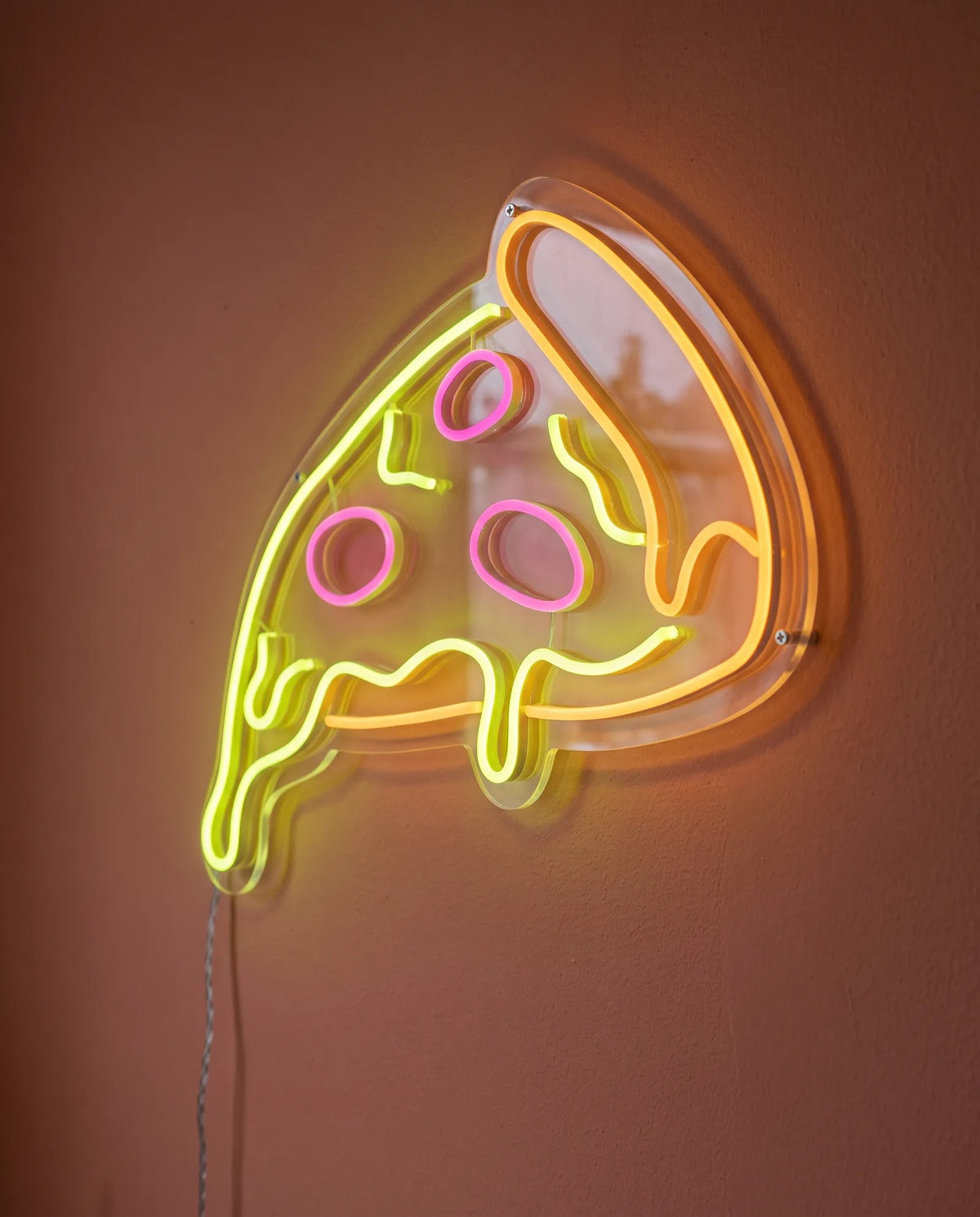 Néon LED pizza vu de trois-quarts, plexiglas cristallin découpé au contour des coulures de fromage