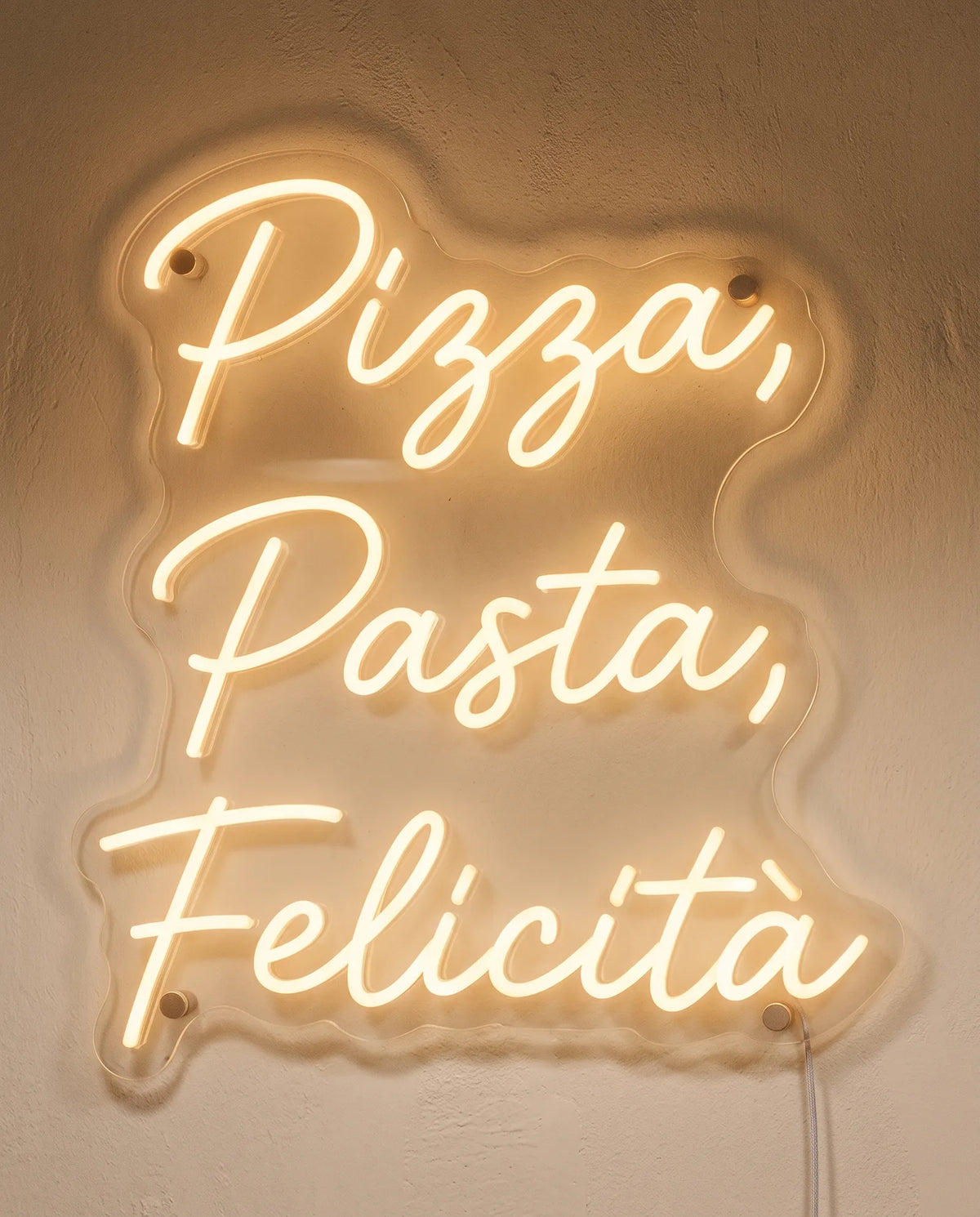 Néon Pizza Pasta Felicità de face sur mur peint, trois mots manuscrits sur trois lignes