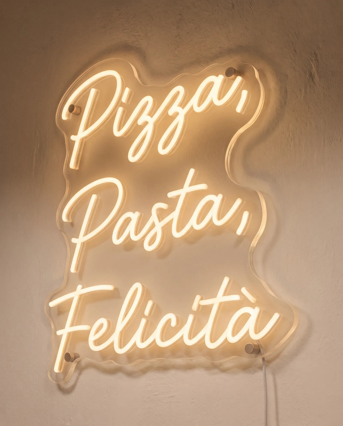 Néon LED vu de trois-quarts, plexiglas cristallin découpé au contour de la phrase italienne