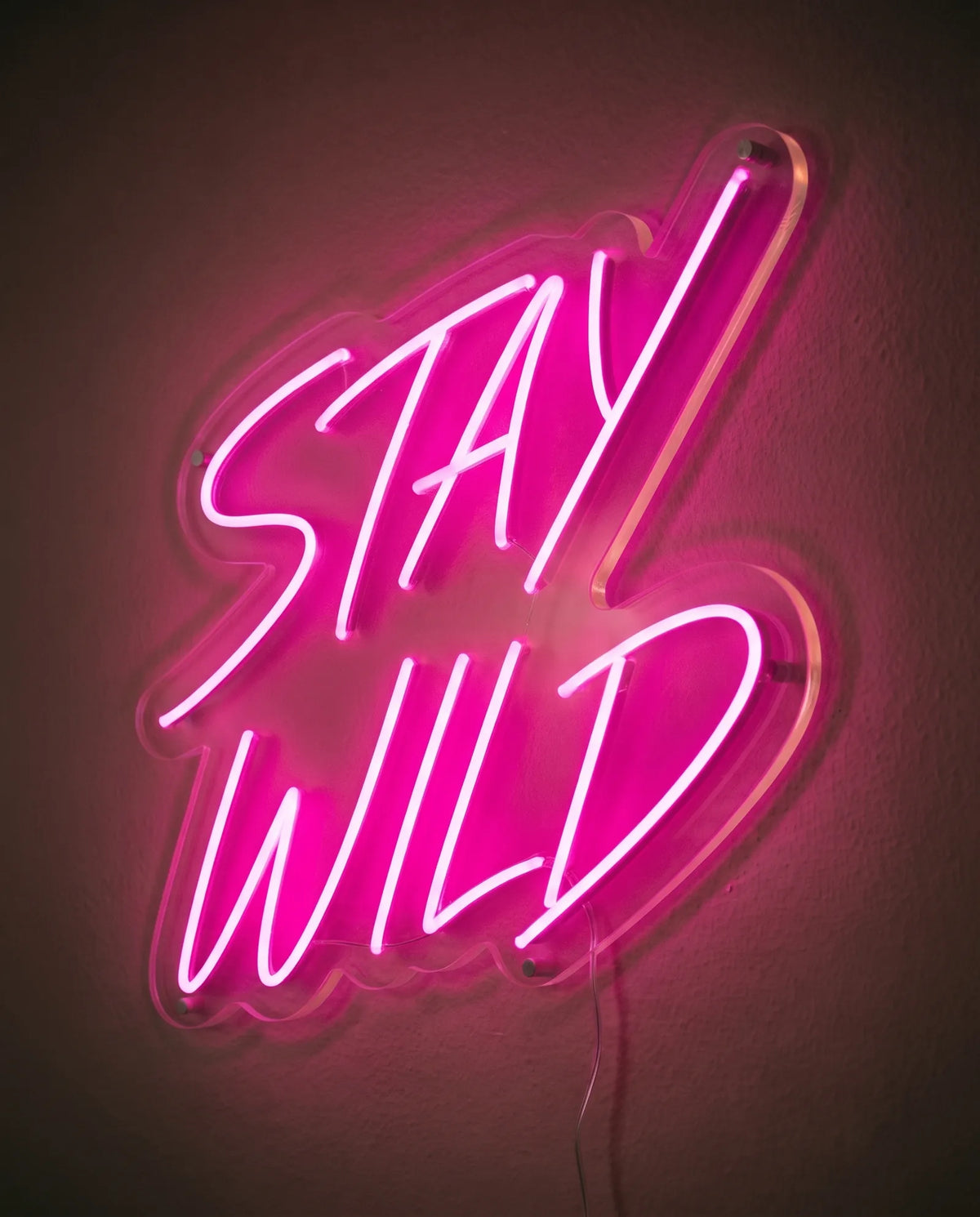 Néon LED vu de trois-quarts, plexiglas cristallin découpé au contour des lettres Stay Wild