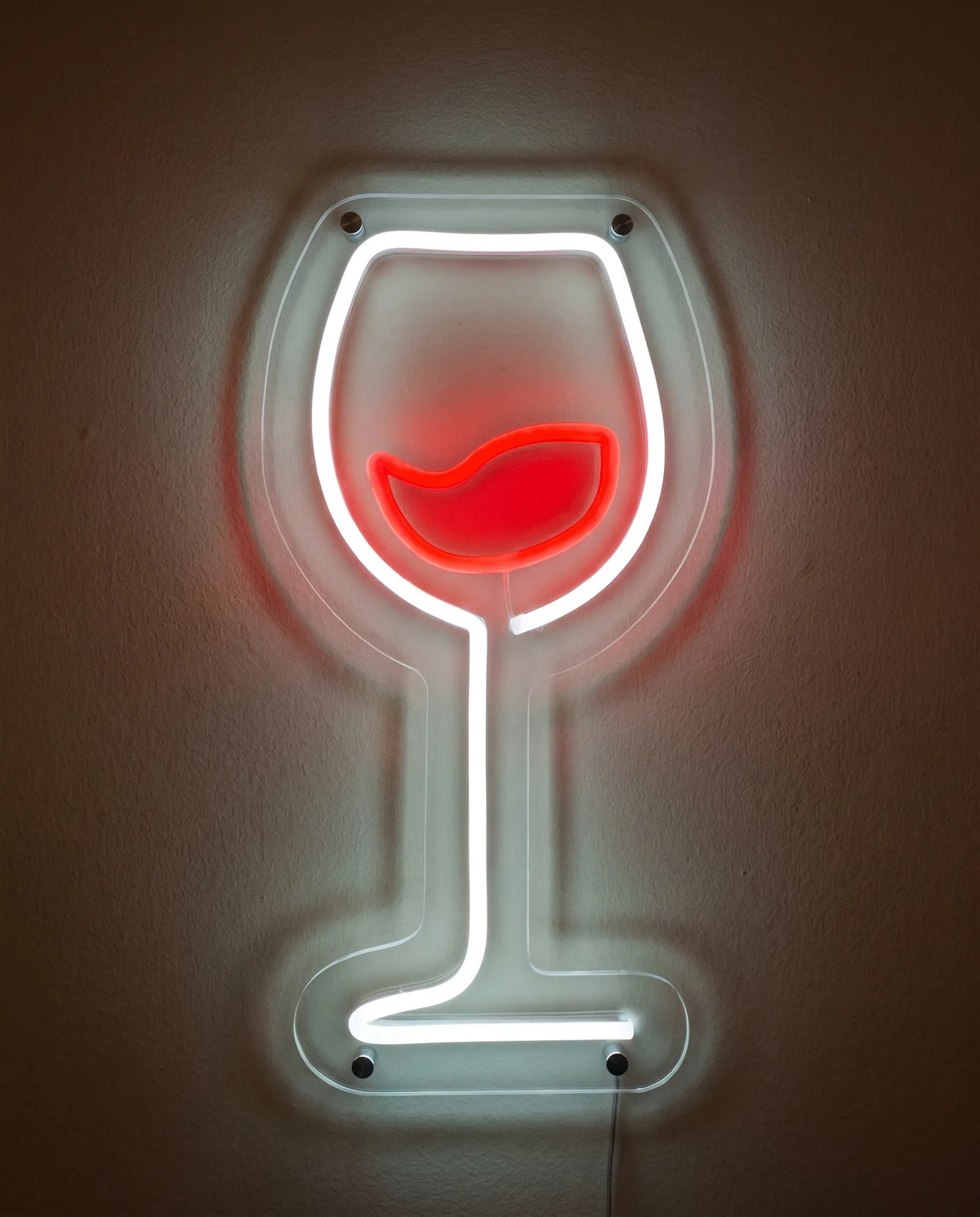 Néon verre de vin de face sur mur peint, trait blanc froid et vague rouge au fond du verre