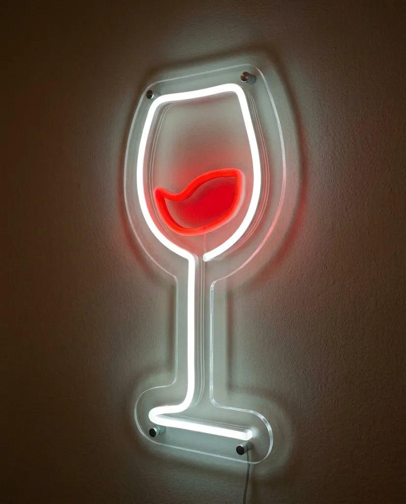 Néon LED vin vu de trois-quarts, plexiglas cristallin découpé au contour du verre